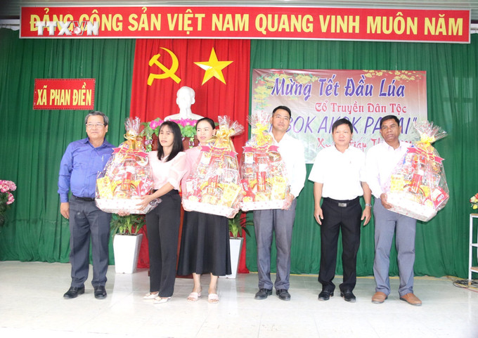 Các đoàn đến thăm, tặng quà cho chính quyền, nhân dân xã Phan Điền dịp Tết Đầu lúa. Ảnh: Hồng Hiếu- TTXVN vna_potal_tham_chuc_tet_dau_lua_dong_bao_vung_cao_binh_thuan_7194172.jpg