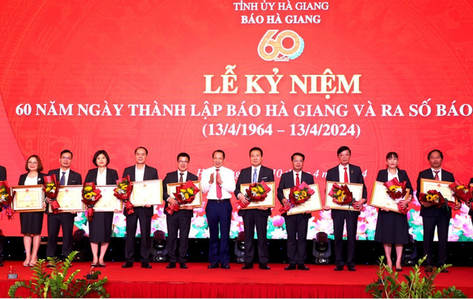 Phó Chủ tịch UBND tỉnh Hà Giang Trần Đức Quý trao Bằng khen của Chủ tịch UBND tỉnh cho các cá nhân Báo Hà Giang có thành tích xuất sắc. Ảnh: TTXVN phát bao1.jpg