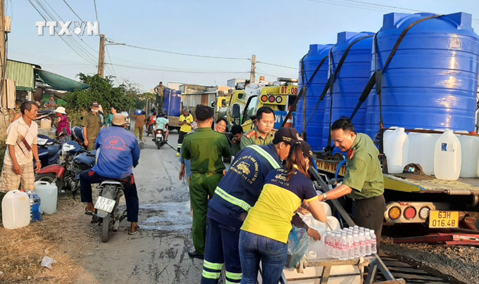 Cán bộ, chiến sĩ Công an Tiền Giang hỗ trợ bơm nước sinh hoạt cho người dân. Ảnh: TTXVN phát vna_potal_cong_an_tinh_tien_giang_voi_chuong_trinh_“nghia_tinh_ngay_han_man”_7316797.jpg