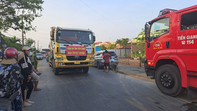 Công an tỉnh Tiền Giang huy động 2 xe bơm nước chữa cháy, 2 xe bồn chở nước chữa cháy được vận dụng để vận chuyển nước ngọt dùng trong sinh hoạt. Ảnh: TTXVN phát vna_potal_cong_an_tinh_tien_giang_voi_chuong_trinh_“nghia_tinh_ngay_han_man”_7316793.jpg