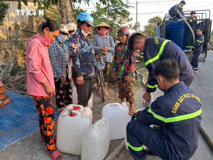 Cán bộ, chiến sĩ Công an Tiền Giang bơm nước sinh hoạt cho người dân. Ảnh: TTXVN phát vna_potal_cong_an_tinh_tien_giang_voi_chuong_trinh_“nghia_tinh_ngay_han_man”_7316788.jpg