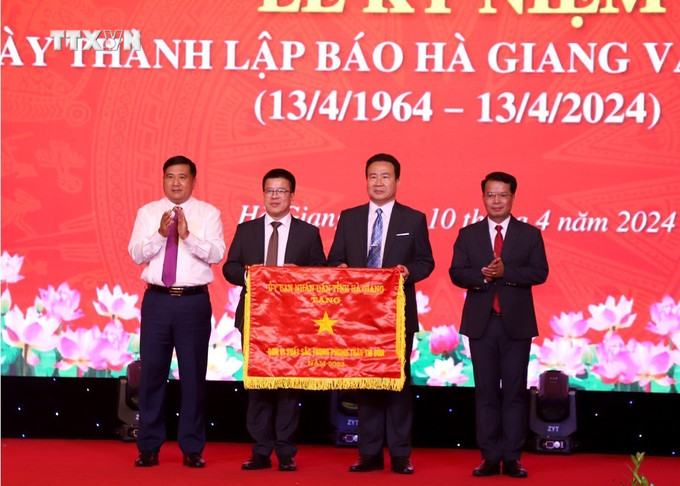 Phó Chủ tịch HĐND tỉnh Hà Giang Hầu Minh Lợi trao Cờ thi đua của UBND tỉnh cho Báo Hà Giang. Ảnh: TTXVN phát vna_potal_ky_niem_60_nam_thanh_lap_bao_ha_giang_va_ra_so_bao_dau_tien_7316992.jpg