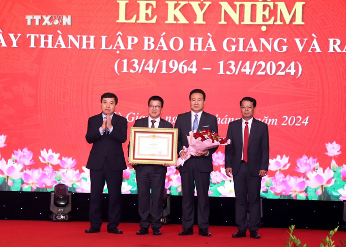 Quyền Bí thư Tỉnh ủy Hà Giang Nguyễn Mạnh Dũng trao Bằng khen của Thủ tướng Chính phủ tặng cho Báo Hà Giang. Ảnh: TTXVN phát vna_potal_ky_niem_60_nam_thanh_lap_bao_ha_giang_va_ra_so_bao_dau_tien_7316989.jpg
