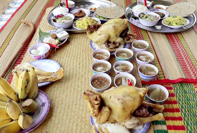 Ẩm thực của người Chăm trong lễ cúng đất. Ảnh: Nguyễn Thành net am thuc cham -anh 4-nguyen thanh.jpg
