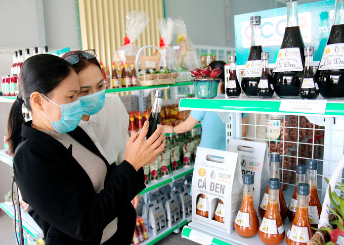 Khách hàng tìm hiểu thương hiệu nước mắm Phan Thiết tại điểm trưng bày sản phẩm OCOP của tỉnh Bình Thuận. Ảnh: Nguyễn Thành nuoc mam phan thiet 4.jpg