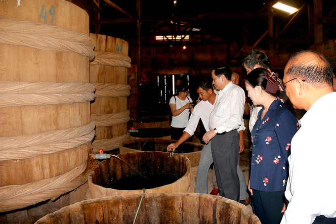 Nhiều đoàn công tác đến thành phố Phan Thiết để tìm hiểu mô hình làm nước mắm truyền thống đạt tiêu chuẩn OCOP của tỉnh Bình Thuận. Ảnh: Nguyễn Thành nuoc mam phan thiet 2.jpg