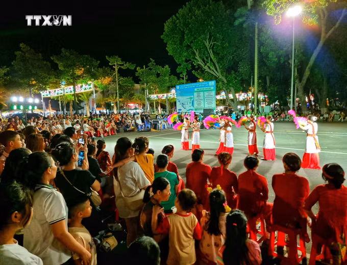 vna_potal_ninh_thuan_cai_thien_muc_huong_thu_sang_tao_van_hoa_cua_nguoi_dan_7486431.jpg