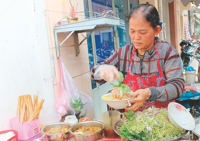Món bún cá Châu Đốc là sự kết hợp hài hòa những sản vật của vùng đất phù sa cùng khí chất hào sảng của con người vùng sông nước Tây Nam Bộ. Ảnh: Công Mạo Bun ca Chau Doc 4.jpg