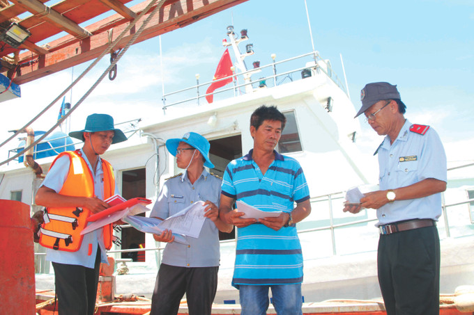 Lực lượng kiểm ngư tỉnh Bạc Liêu trực tiếp ra biển gặp ngư dân để vận động, hướng dẫn ngư dân đánh bắt thủy sản đúng quy định, kiểm tra các loại giấy tờ có liên quan đến thuyền viên, tàu cá. Ảnh: Danh Chanh Đa 3a-tau ca Bac Lieu-danh chanh da.jpg