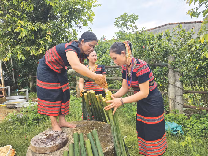 5-tria lua Brau-khoa chuong-kon tum.jpg