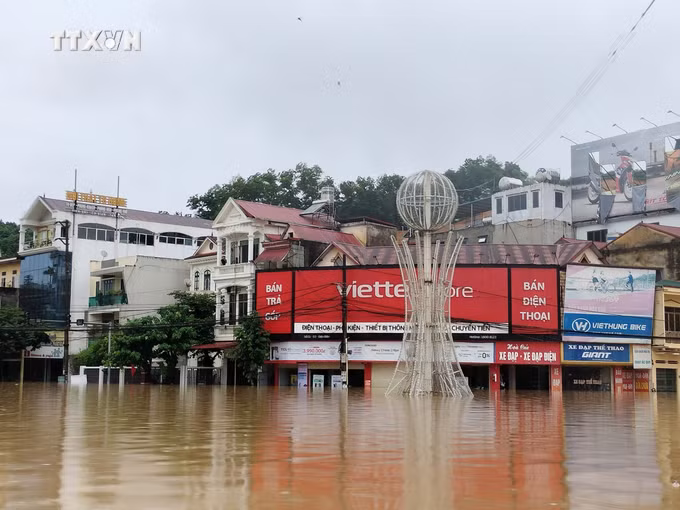 vna_potal_thanh_pho_yen_bai_van_chim_trong_bien_nuoc_gan_8000_ngoi_nha_bi_ngap_ung_7585102.jpg