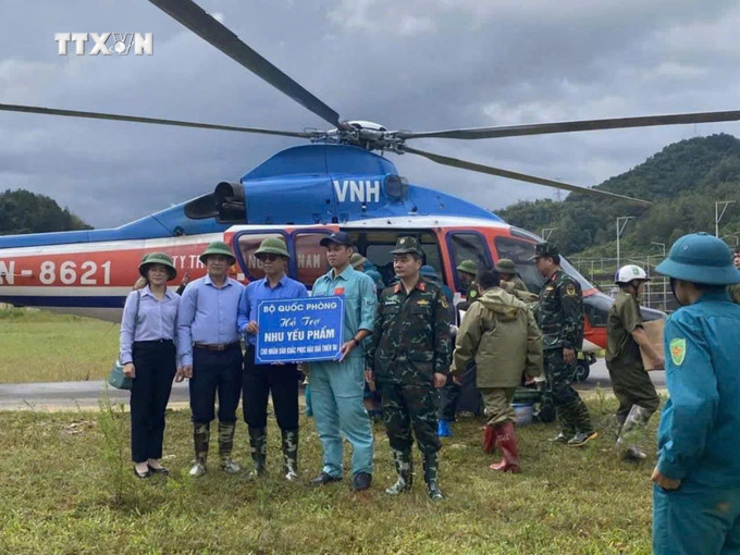 Đại diện Ủy ban Mặt trận Tổ quốc huyện Nguyên Bình (tỉnh Cao Bằng) tiếp nhận hỗ trợ của Bộ Quốc phòng. Ảnh: TTXVN phát vna_potal_truc_thang_cua_binh_doan_18_bay_cuu_tro_dong_bao_vung_lu_7588892.jpg