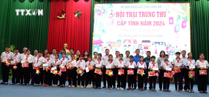 Trao quà Trung thu cho trẻ em có hoàn cảnh đặc biệt. Ảnh: Đức Hạnh - TTXVN vna_potal_long_an_to_chuc_hoi_trai_trung_thu_cho_tre_em_co_hoan_canh_dac__biet_7588646.jpg