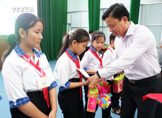 Phó Chủ tịch UBND tỉnh Long An Phạm Tấn Hòa trao quà Trung thu cho trẻ em huyện Tân Thạnh. Ảnh: Đức Hạnh - TTXVN vna_potal_long_an_to_chuc_hoi_trai_trung_thu_cho_tre_em_co_hoan_canh_dac__biet_7588648.jpg