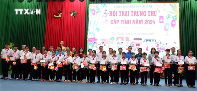 Phó Chủ tịch UBND tỉnh Long An Phạm Tấn Hòa trao giải cho các đơn vị đoạt giải tại Hội trại Trung thu 2024. Ảnh: Đức Hạnh - TTXVN Phó Chủ tịch UBND tỉnh Long An Phạm Tấn Hòa trao giải cho các đơn vị đoạt giải tại Hội trại Trung thu 2024. Ảnh: Đức Hạnh - TTXVN