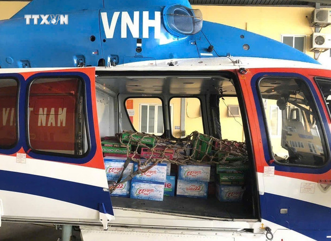 Máy bay EC- 155- B1 số hiệu VN- 8621 của Công ty Trực thăng Miền Bắc, Binh đoàn 18/BQP đã khởi hành cất cánh để vận chuyển hàng hóa cứu trợ. Ảnh: TTXVN phát vna_potal_bo_quoc_phong_dieu_truc_thang_cuu_tro_hang_hoa_cho_huyen_nguyen_binh_cao_bang_7588856.jpg