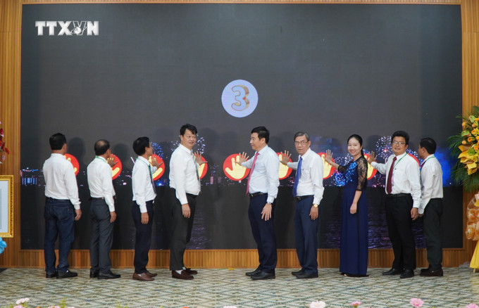 Các đại biểu thực hiện nghi thức phát động xây dựng huyện Lấp Vò đạt chuẩn nông thôn mới nâng cao giai đoạn 2026 - 2030. Ảnh: Nhựt An - TTXVN vna_potal_huyen_lap_vo_dong_thap_dat_chuan_nong_thon_moi_7587626.jpg