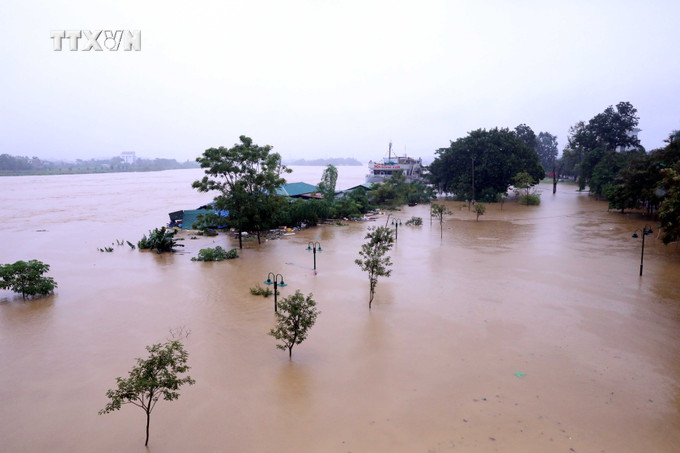 Khu vực công viên bên bờ sông Lô đã bị ngập sâu trong nước. Ảnh: Quang Cường - TTXVN vna_potal_lu_tren_song_lo_tuyen_quang_vuot_muc_bao_dong__3_7585247.jpg