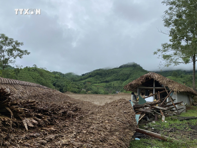 Nhà dân bị lũ ống, lũ quét tràn qua gây đổ sập. Ảnh: TTXVN phát vna_potal_lu_ong_lu_quet_kinh_hoang_tai_huyen_bao_yen_lao_cai_7586504.jpg