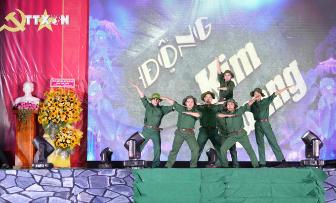 Tiết mục Sân khấu hoá tái hiện truyền thống đấu tranh cách mạng tại động Kim Quang, núi Bà Đen tỉnh Tây Ninh. Ảnh: Minh Phú - TTXVN vna_potal_hop_mat_truyen_thong_cach_mang_dong_kim_quang_tay_ninh_lan_thu_39_7239395.jpg