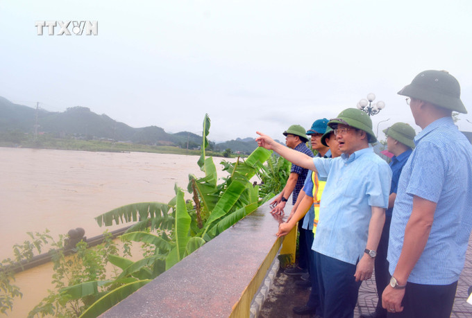 Chủ tịch UBND tỉnh Tuyên Quang Nguyễn Văn Sơn khảo sát sông Phó Đáy đoạn qua thị trấn Sơn Dương. Ảnh: Quang Cường – TTXVN vna_potal_chu_tich_tinh_tuyen_quang_kiem_tra_cong_tac_phong_chong_thien_tai_tren_dia_ban_huyen_son_duong_7583739.jpg