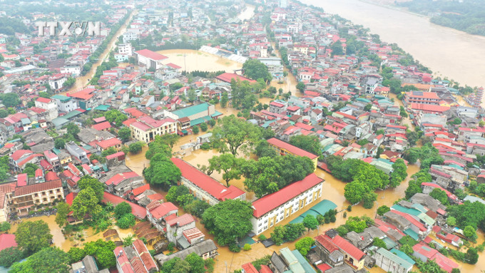 Nước sông Hồng lên cao, nhấn chìm các khu vực nằm ven sông ở thành phố Yên Bái, chiều 9/9. Ảnh: Tuấn Anh - TTXVN vna_potal_nuoc_song_hong_tiep_tuc_len_thanh_pho_yen_bai_chim_trong_bien_nuoc_7582928.jpg