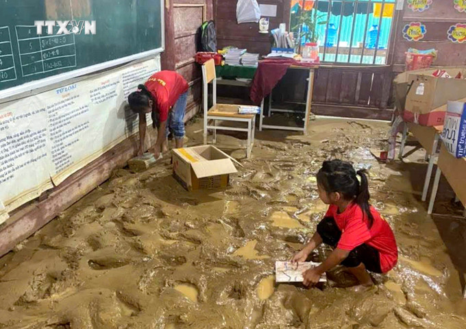 Lũ quét khiến nhiều đất đã, bùn tràn vào Trường Phổ thông dân tộc bán trú Tiểu học Lượng Minh (bản Minh Tiến, xã Lượng Minh, huyện Tương Dương) khiến sách vở, đồ dùng phục vụ dạy học bị hư hỏng. Ảnh: TTXVN phát vna_potal_nghe_an_lu_quet_ve_trong_trong_dem_4_ban_bi_co_lap_7625985.jpg