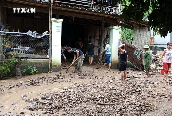Người dân xã Lượng Minh, huyện Tương Dương khắc phục hậu quả lũ quét. Ảnh: TTXVN phát vna_potal_nghe_an_lu_quet_ve_trong_trong_dem_4_ban_bi_co_lap_7625979.jpg