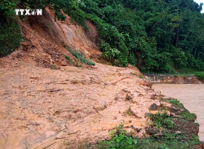 Hiện nay, 4 bản (Đửa, Minh Thành, Minh Tiến, Chăm Puông) của xã Lượng Minh, huyện Tương Dương đang bị cô lập hoàn toàn do sạt lở đất tại đầu bản Đửa. Ảnh: TTXVN phát vna_potal_nghe_an_lu_quet_ve_trong_trong_dem_4_ban_bi_co_lap_7625965.jpg