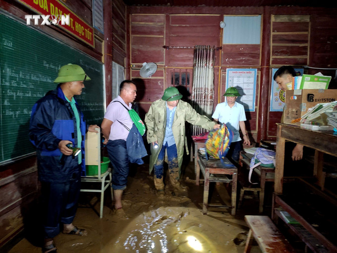 Đoàn công tác của lãnh đạo huyện Tương Dương trực tiếp đến hiện trường, chỉ đạo khắc phục ngay trong đêm. Ảnh: TTXVN phát vna_potal_nghe_an_lu_quet_ve_trong_trong_dem_4_ban_bi_co_lap_7625975.jpg