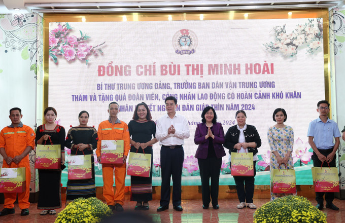 Trưởng Ban Dân vận Trung ương Bùi Thị Minh Hoài tặng quà Tết cho đoàn viên công đoàn có hoàn cảnh khó khăn trên địa bàn tỉnh Đắk Lắk. Ảnh: Tuấn Anh - TTXVN danvan3.jpg