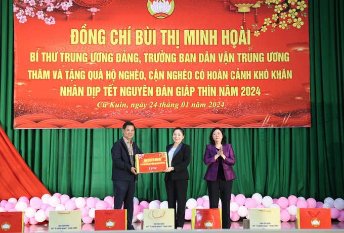 Trưởng Ban Dân vận Trung ương Bùi Thị Minh Hoài tặng quà cho Huyện ủy, UBND huyện Cư Kuin. Ảnh: Tuấn Anh - TTXVN danvan4.jpg