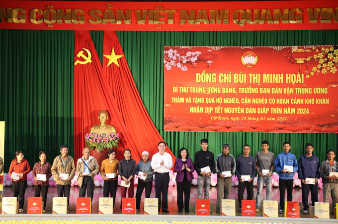Đoàn công tác Trung ương tặng quà Tết cho người dân có hoàn cảnh khó khăn trên địa bàn huyện Cư Kuin, Đắk Lắk. Ảnh: Tuấn Anh - TTXVN danvan2.jpg