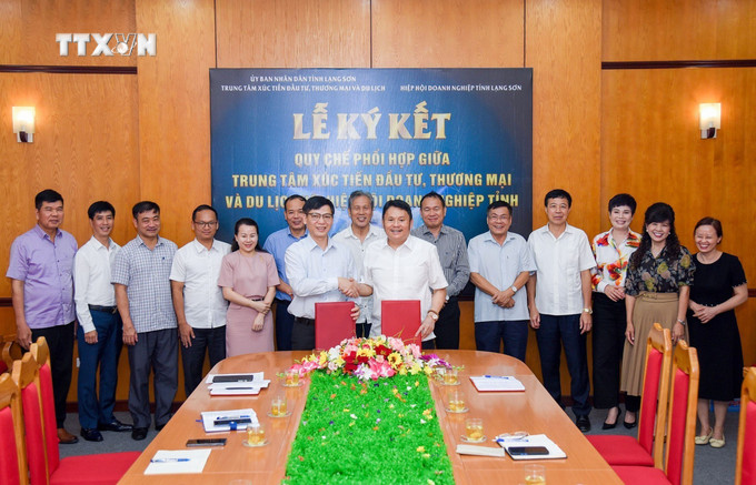 Quang cảnh lễ ký kết. Ảnh: Anh Tuấn - TTXVN vna_potal_ky_ket_quy_che_phoi_hop_ho_tro_phat_trien_doanh_nghiep_tinh_lang_son_7446397 (1).jpg
