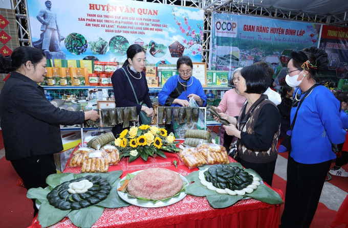 Đại biểu và du khách tham quan các gian hàng tại Hội thi “Hương sắc ẩm thực Xứ Lạng” mở rộng và Hội chợ trưng bày sản phẩm OCOP năm 2024. Ảnh: Anh Tuấn – TTXVN lson5.jpg