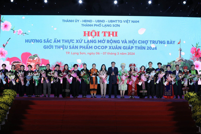 Các đơn vị tham gia Hội chợ và Hội thi nhận hoa của Ban tổ chức. Ảnh: Anh Tuấn – TTXVN lson6.jpg