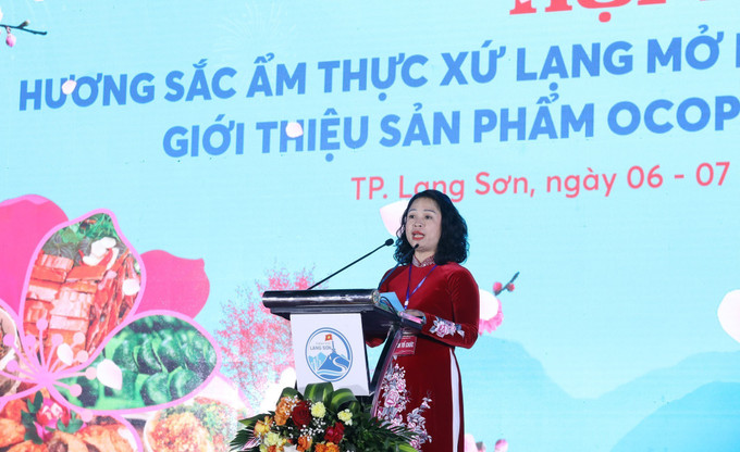 Phó Chủ tịch UBND Thành phố Lạng Sơn Nguyễn Thị Hồng Vân phát biểu Khai mạc Hội thi “Hương sắc ẩm thực Xứ Lạng” mở rộng và Hội chợ trưng bày sản phẩm OCOP năm 2024. Ảnh: Anh Tuấn – TTXVN lson1.jpg
