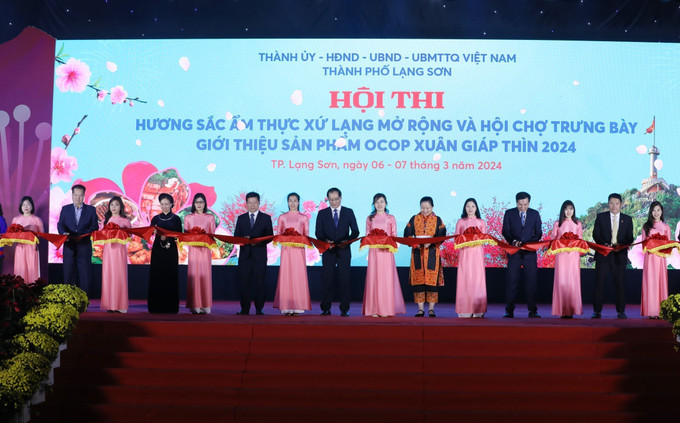 Cắt băng Khai mạc Hội thi “Hương sắc ẩm thực Xứ Lạng” mở rộng và Hội chợ trưng bày sản phẩm OCOP năm 2024. Ảnh: Anh Tuấn – TTXVN lson2.jpg