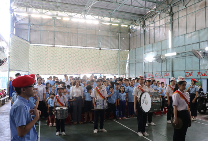 Trong giờ chào cờ được các học sinh khuyết tật hát và thể hiện bằng ngôn ngữ ký hiệu bài Quốc ca. Ảnh: Phan Sáu – TTXVN lophoc1.jpg