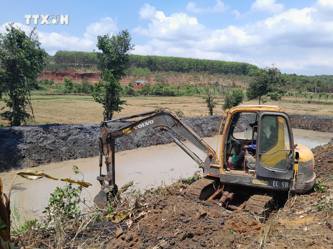 Trước tình trạng hạn hán kéo dài, người dân Bình Phước đã thuê xe múc với giá 400.000 đồng/giờ để vét ao tìm nước tưới. Ảnh: K GỬIH -TTXVN vna_potal_nguoi_dan_binh_phuoc_dao_ao_khoan_gieng_de_ung_pho_han_han_keo_dai_7335657.jpg