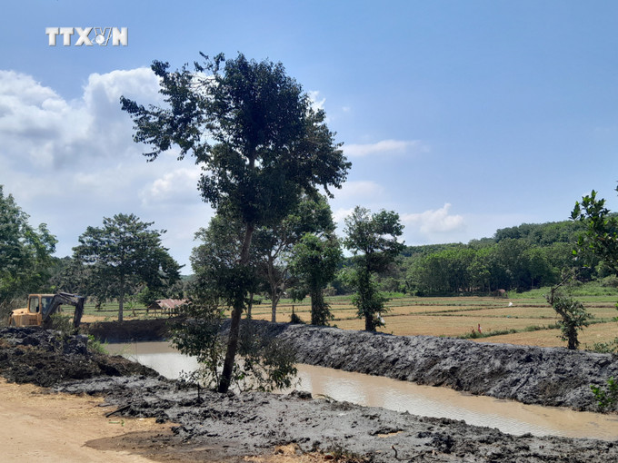 Người dân Bình Phước đào ao để ứng phó hạn hán kéo dài. Ảnh: K GỬIH -TTXVN vna_potal_nguoi_dan_binh_phuoc_dao_ao_khoan_gieng_de_ung_pho_han_han_keo_dai_7335643.jpg