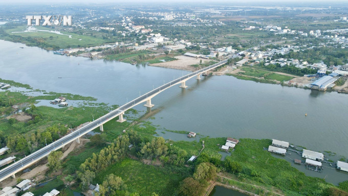 Cầu Châu Đốc bắc qua sông Hậu. Ảnh: Thanh Sang- TTXVN vna_potal_thong_xe_cau_chau_doc_bac_qua_song_hau_7336659.jpeg