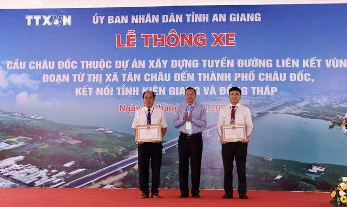 Lãnh đạo tỉnh An Giang khen thưởng 2 tập thể có thành tích xuất sắc trong thi công cầu Châu Đốc. Ảnh: Thanh Sang- TTXVN. vna_potal_thong_xe_cau_chau_doc_bac_qua_song_hau_7336663.jpeg