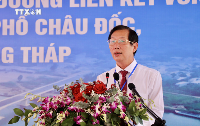 Phó Chủ tịch UBND tỉnh An Giang Lê Văn Phước phát biểu tại lễ thông cầu Châu Đốc. Ảnh: Thanh Sang- TTXVN. vna_potal_thong_xe_cau_chau_doc_bac_qua_song_hau_7336684.jpeg