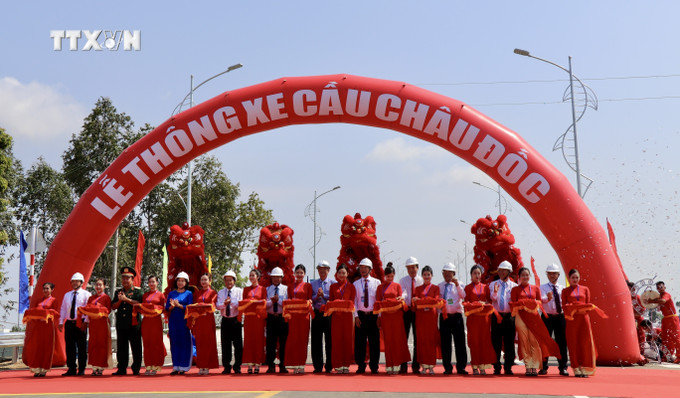 Lãnh đạo An Giang cắt băng thông xe cầu Châu Đốc. Ảnh: Thanh Sang- TTXVN. vna_potal_thong_xe_cau_chau_doc_bac_qua_song_hau_7336655.jpeg