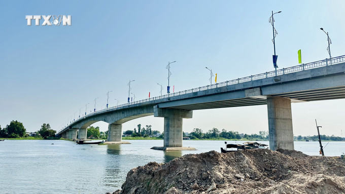 Cầu Châu Đốc bắc qua sông Hậu nhìn từ bờ Châu Đốc. Ảnh: Thanh Sang- TTXVN. vna_potal_thong_xe_cau_chau_doc_bac_qua_song_hau_7336679.jpeg