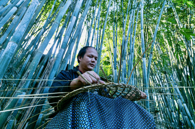 Người dân xóm Hoàng Diệu, xã Tự Do, huyện Quảng Hòa (Cao Bằng) đan nón lá. Ảnh: Chu Hiệu 1-cao bang phat huy gia tri lang nghe truyen thong-chu hieu.jpg