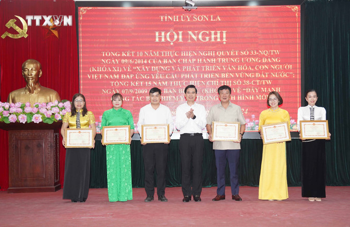Ông Hoàng Quốc Khánh, Chủ tịch UBND tỉnh Sơn La tặng Bằng khen cho các cá nhân có nhiều thành tích trong thực hiện Nghị quyết số 33-NQ/TW. Ảnh: Nguyễn Cường - TTXVN vna_potal_tinh_uy_son_la_tong_ket_10_nam_thuc_hien_nghi_quyet_33-nqtw_va_15_nam_thuc_hien_chi_thi_38-cttw_7335742 (1).jpg