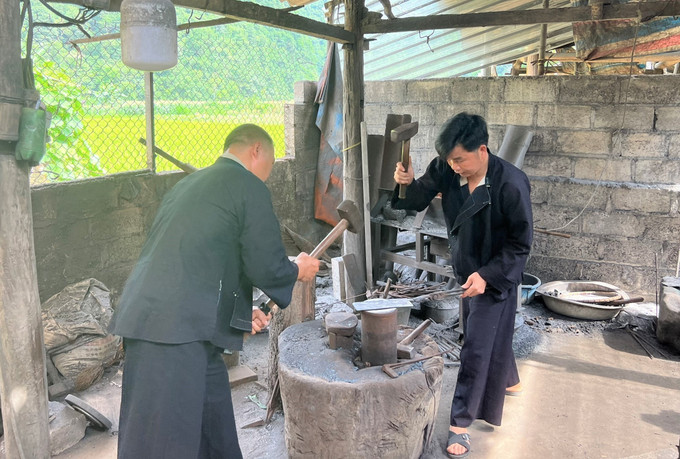 Nghề làm dao có lịch sử lâu đời và gắn bó mật thiết với người Nùng An tại làng rèn truyền thống Phúc Sen ở xóm Phia Chang, xã Phúc Sen, huyện Quảng Hòa. Ảnh: Chu Hiệu 7-cao bang phat huy gia tri lang nghe truyen thong-chu hieu.jpg