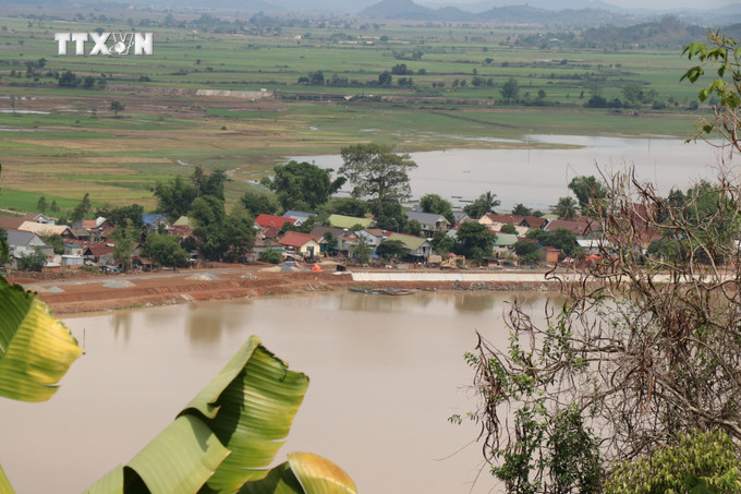 Buôn Jun, điểm du lịch ấn tượng với du khách khi muốn tìm hiểu, khám phá nét đẹp văn hóa của Buôn làng cổ Tây Nguyên. Ảnh: Anh Dũng - TTXVN vna_potal_dak_lak_danh_thuc_tiem_nang_du_lich_thang_canh_quoc_gia_ho_lak__7395909.jpg